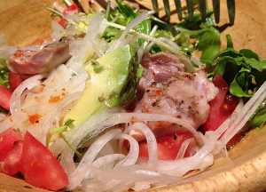 地鶏タタキとアボカドのカルパッチョ風サラダ