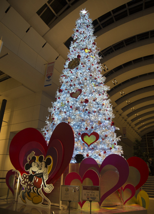 クイーンズスクエア横浜　ミッキーマウス&フレンズクリスマスツリー