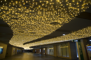 横浜駅東口の「星降るテラス」 ～星に願いを～