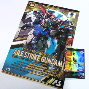 「機動戦士ガンダム アーセナルベース」GUNDAM PORT YOKOHAMA限定プロモーションカードとB5サイズのジャンボカードダス風チラシ