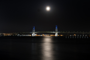 横濱べブリッジと満月