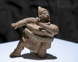 球技をする人の土偶 10 マヤ文明 年950～600 ハイナ出土 彩色、土製 メキシコ国立人類学博物館