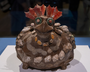 鳥形土器　テオティワカン文明　550～250年　テオティワカン、ラ・ベンティージャ出土　土器 、貝、緑色岩　メキシコ国立人類学博物館蔵