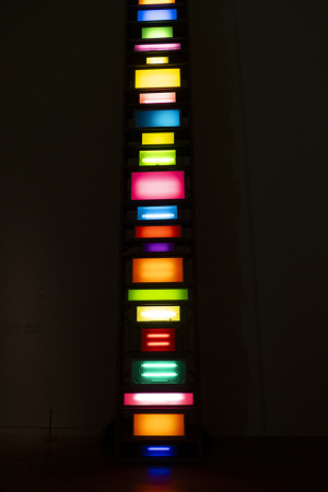 デイヴィッド・バチェラー　《ブリック・レーンのスペクトラム 2》　2007年　ライトボックス / スチール製の棚 / アクリルシート / 蛍光灯 / ケーブル / プラグボード　761.5×90×31cm