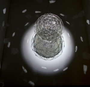 オラファー・エリアソン　《星くずの素粒子》　2014年　ステンレス・スチール / 半透明のミラー / ワイヤー / モーター / スポットライト　直径170cm