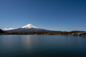 河口湖大橋北側付近から見た富士山