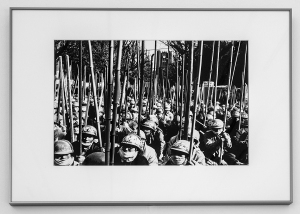 浜口タカシ《安田講堂前に集まった8500人の武装学生》　1968年　ゼラチンシルバープリント　横浜美術館蔵