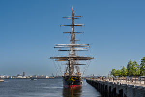 帆船「スタッド・アムステルダム」横浜へ初入港