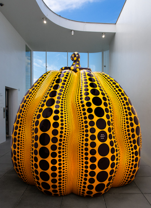 草間彌生《大いなる巨大な南瓜》２０２４年　YAYOI KUSAMA　《Great Gigantic Pumpkin》