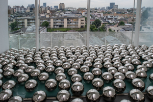 草間彌生（YAYOI KUSAMA）《ナルシスの庭》