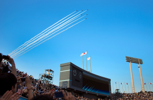 旧国立競技場とブルーインパルス